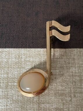 Vintage Oregon White Agate Cabochon Gold-tone Musical Note Brooch